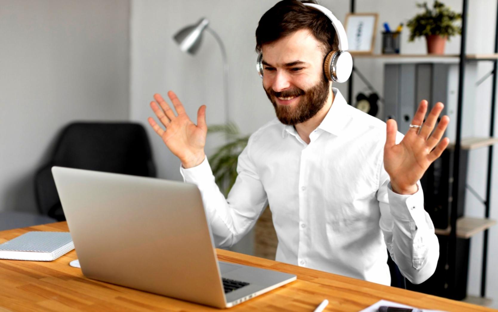 Consultor trabajando con documentos financieros personalizados